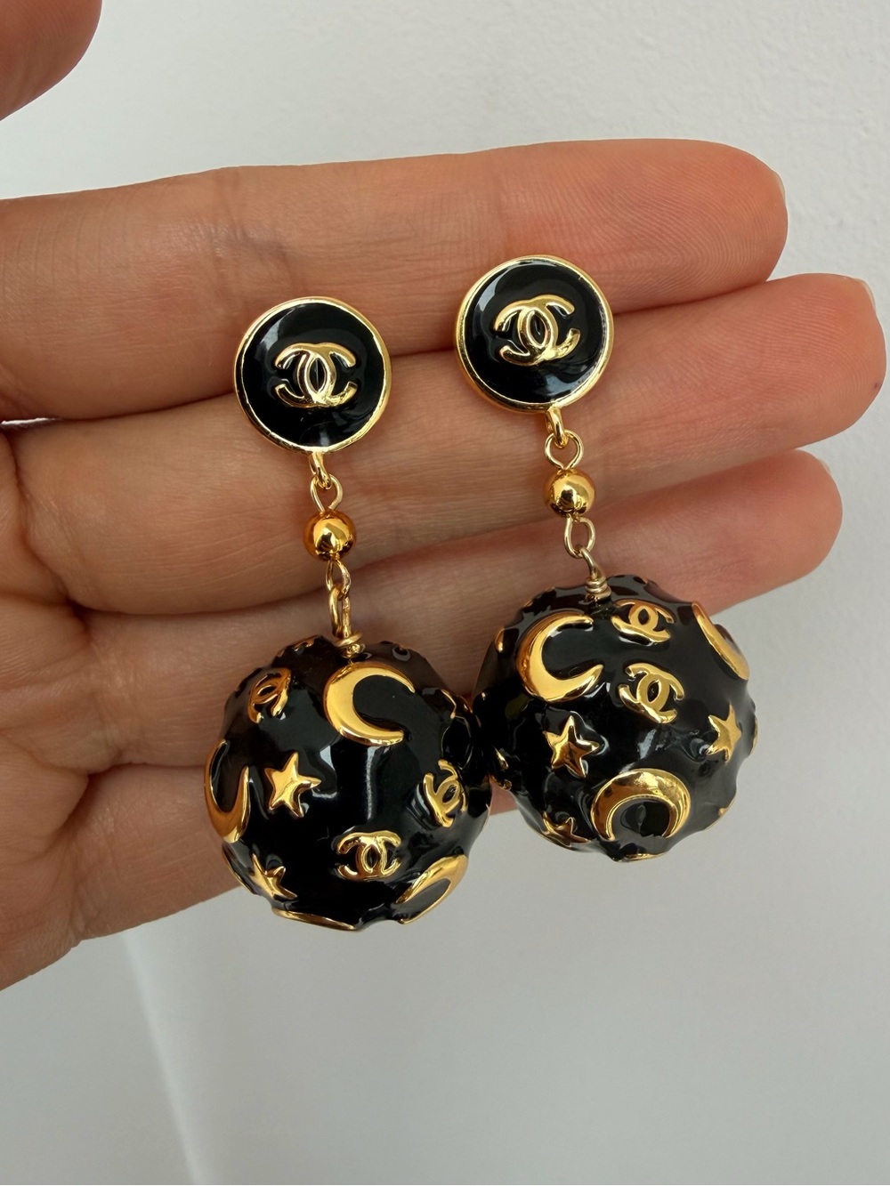 🌛CHANEL Black and Gold CC Moon & Star Drop Earrings✨